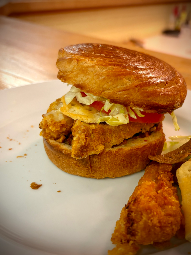 Crispy Chicken Burger Marius + Salade